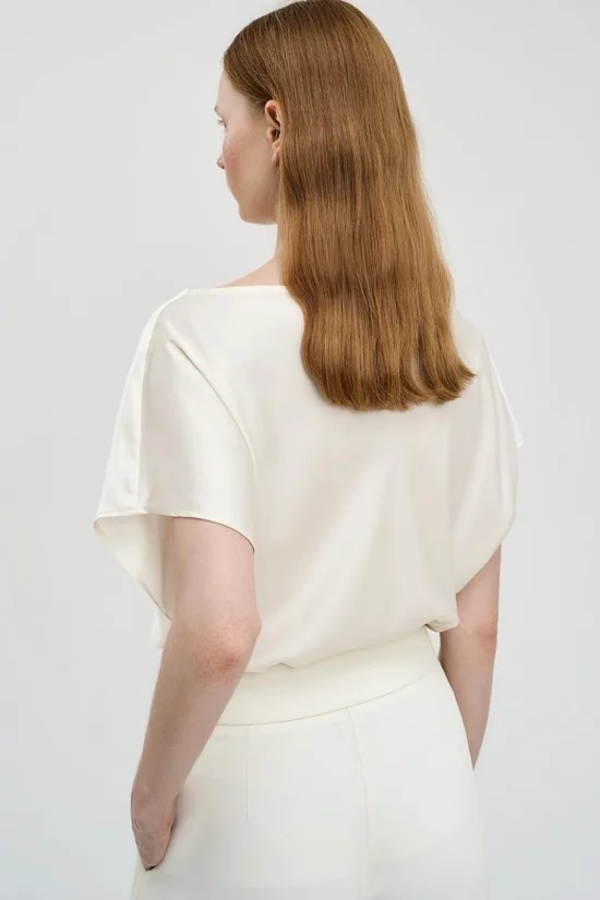 Каролина коснер порно Мас күйінде ұйықтап жатқан әйелді сиқырлайды